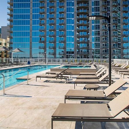 Placemakr Premier Sobro Nashville Exteriör bild The pool at the Ritz-Carlton, Downtown, Los Angeles