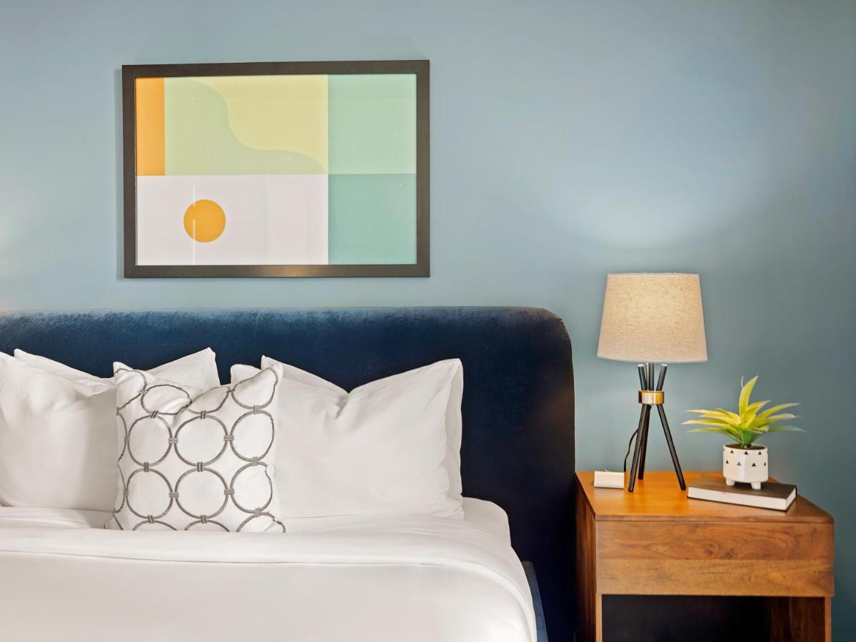 Placemakr Premier Sobro Nashville Exteriör bild A bedroom at the Hotel Valencia