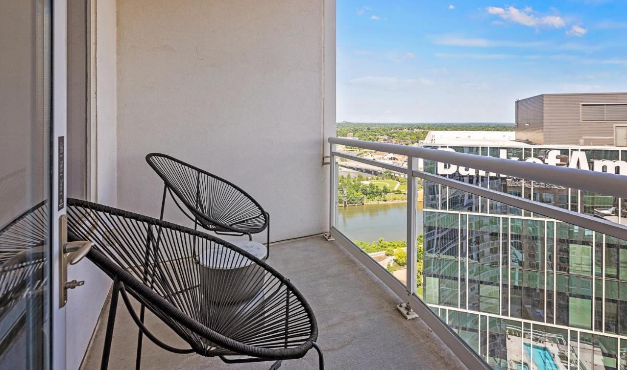 Placemakr Premier Sobro Nashville Exteriör bild A balcony at the River District