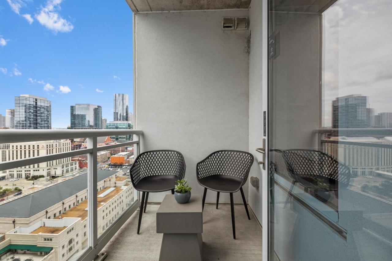 Placemakr Premier Sobro Nashville Exteriör bild A balcony in a residential apartment