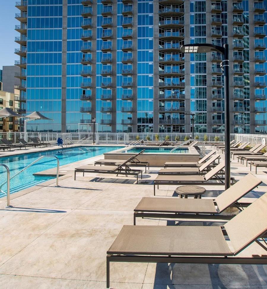 Placemakr Premier Sobro Nashville Exteriör bild The pool at the Ritz-Carlton, Downtown, Los Angeles